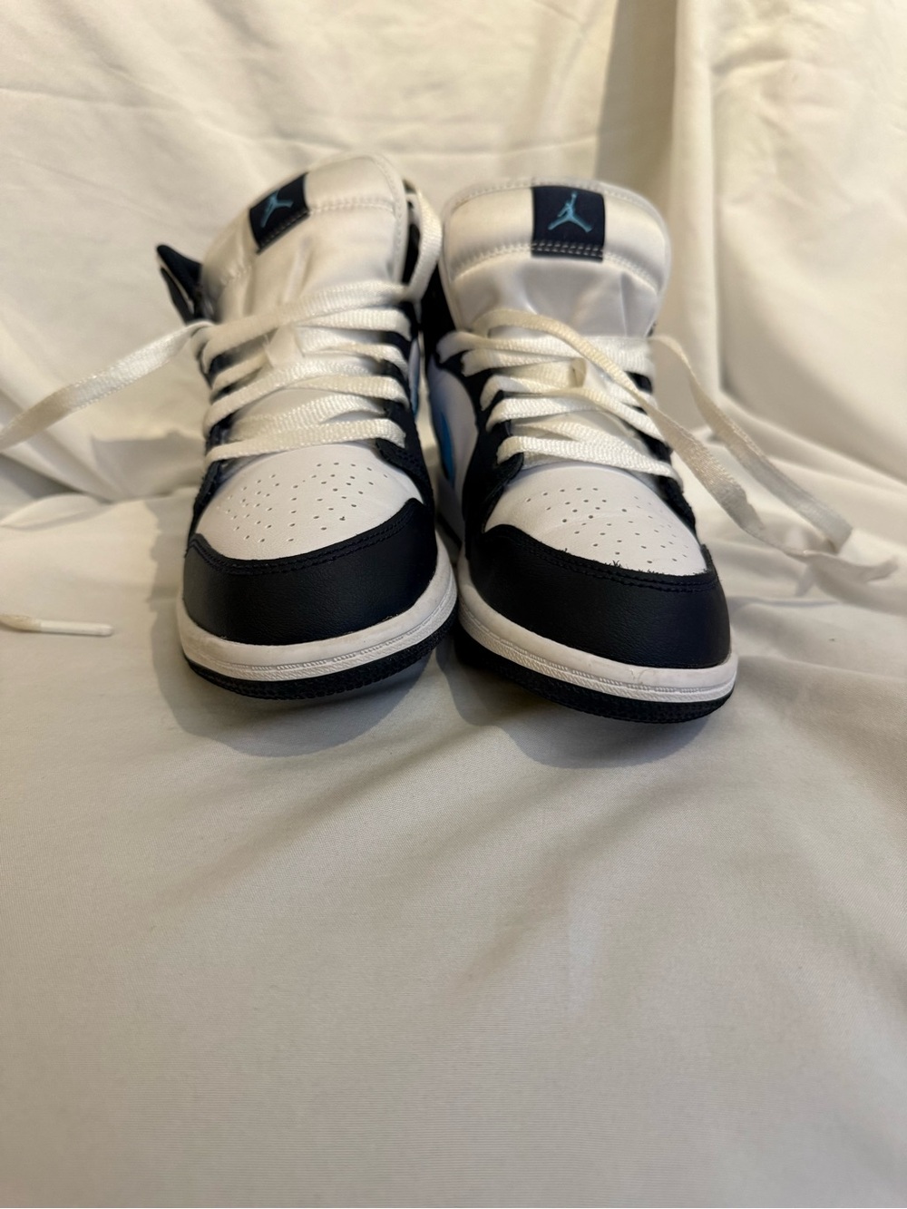 Jordan Kids Mid-Top Sneakers in White, Navy & Blue - Picture 9 of 10